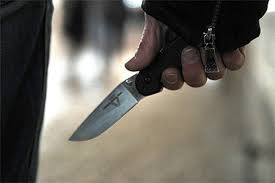 У Берегові двоє неповнолітніх, погрожуючи ножем, впродовж години пограбували жінку та 16-річного юнака