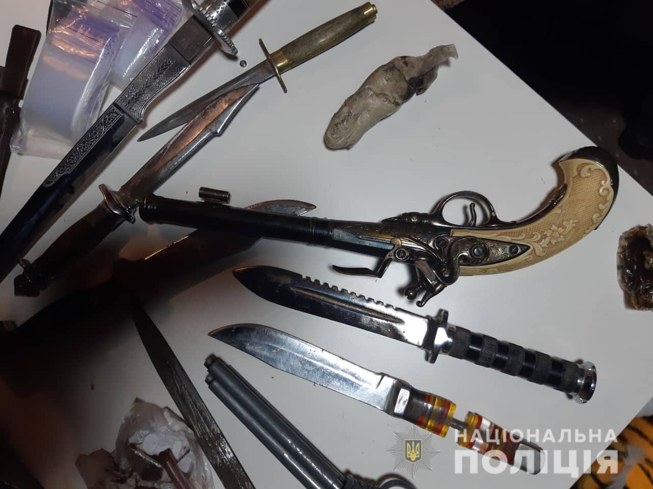 На Ужгородщині у помешканні фігуранта кримінального злочину знайшли арсенал зброї, наркотики та вибухівку (ФОТО)