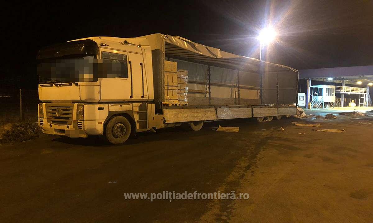 Румунські прикордонники виявили у вантажівці, що в'їхала з Закарпаття, контрабандних сигарет на півмільйона доларів (ФОТО, ВІДЕО)