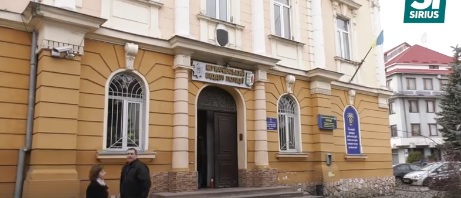 Із пологового в Мукачеві викрали значну суму заощаджень лікарки, котра зберігала гроші на роботі (ВІДЕО)