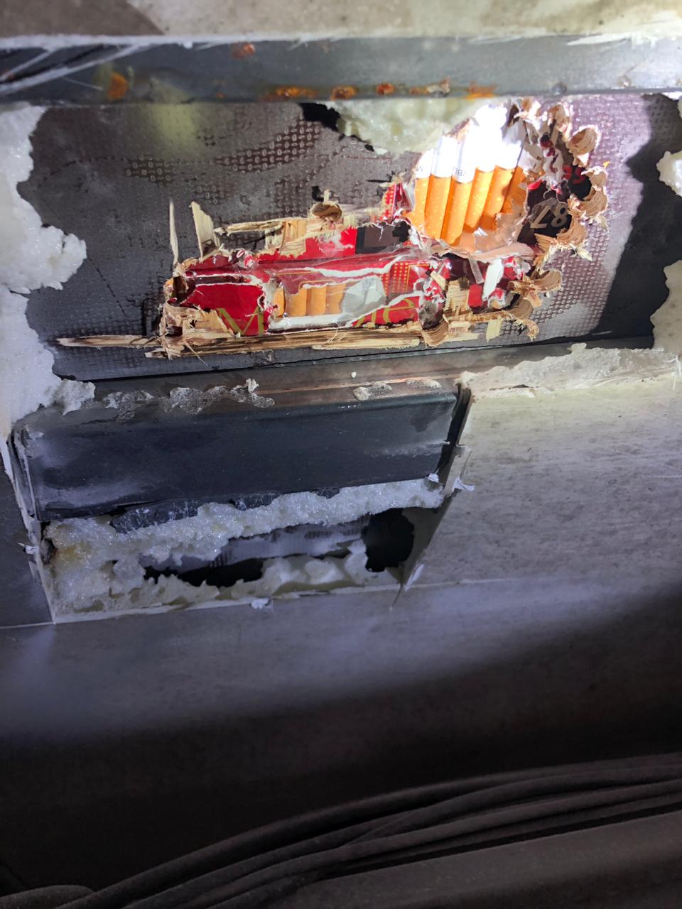 На Закарпатті на кордоні затримали каміон шкіряних напівфабрикатів із захованим у підлозі вантажем сигарет (ФОТО)