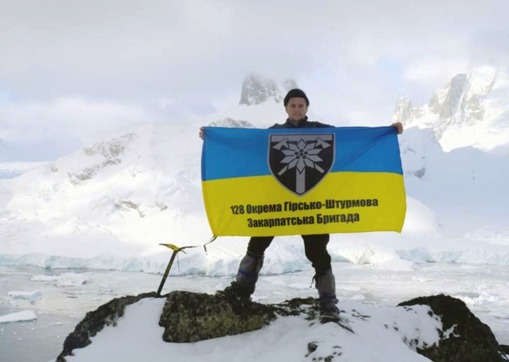 На одній із вершин Антарктиди замайорів прапор закарпатської гірсько-штурмової бригади  (ФОТО)