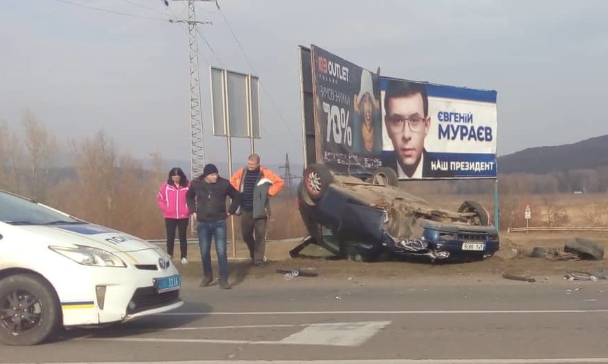 ФОТОФАКТ. На об'їзній автодорозі Ужгорода зіткнулись два авто, одне перекинулось