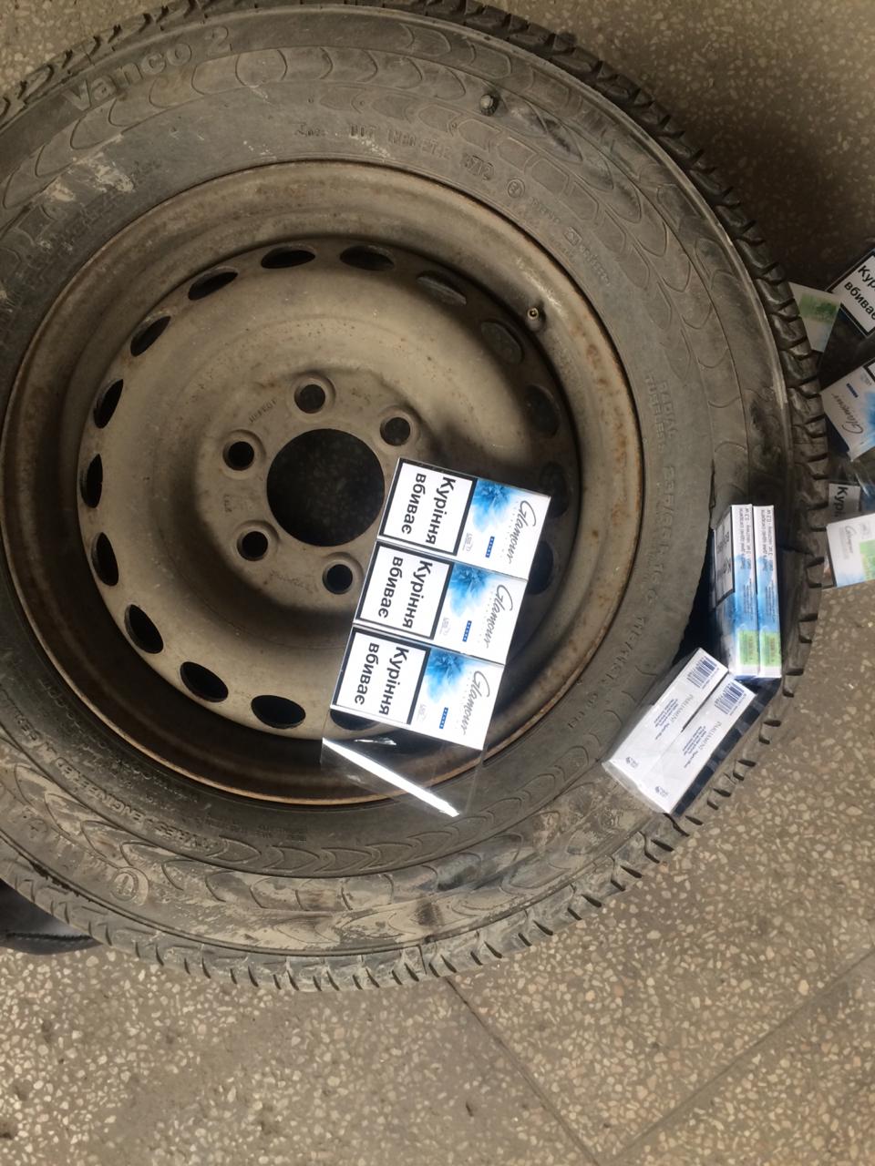 200 пачок сигарет знайшли у "запасці" у водія "Мерседеса" на Закарпатті (ФОТО)