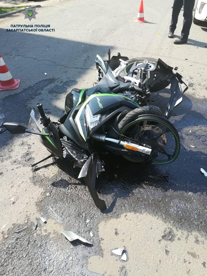 Унаслідок зіткнення в Чопі мотоцикла з ВАЗом мотоцикліста доправили до лікарні (ФОТО)