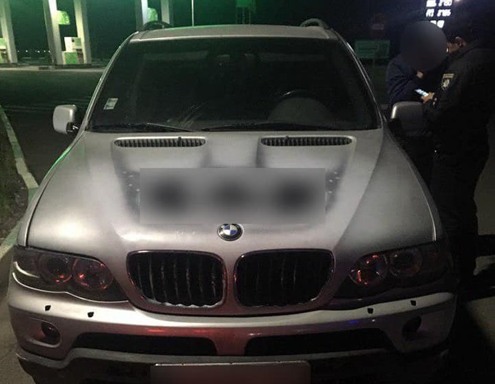 Патрульні "перехопили" BMW, водій якої не розрахувався на АЗС у Мукачеві (ФОТО)
