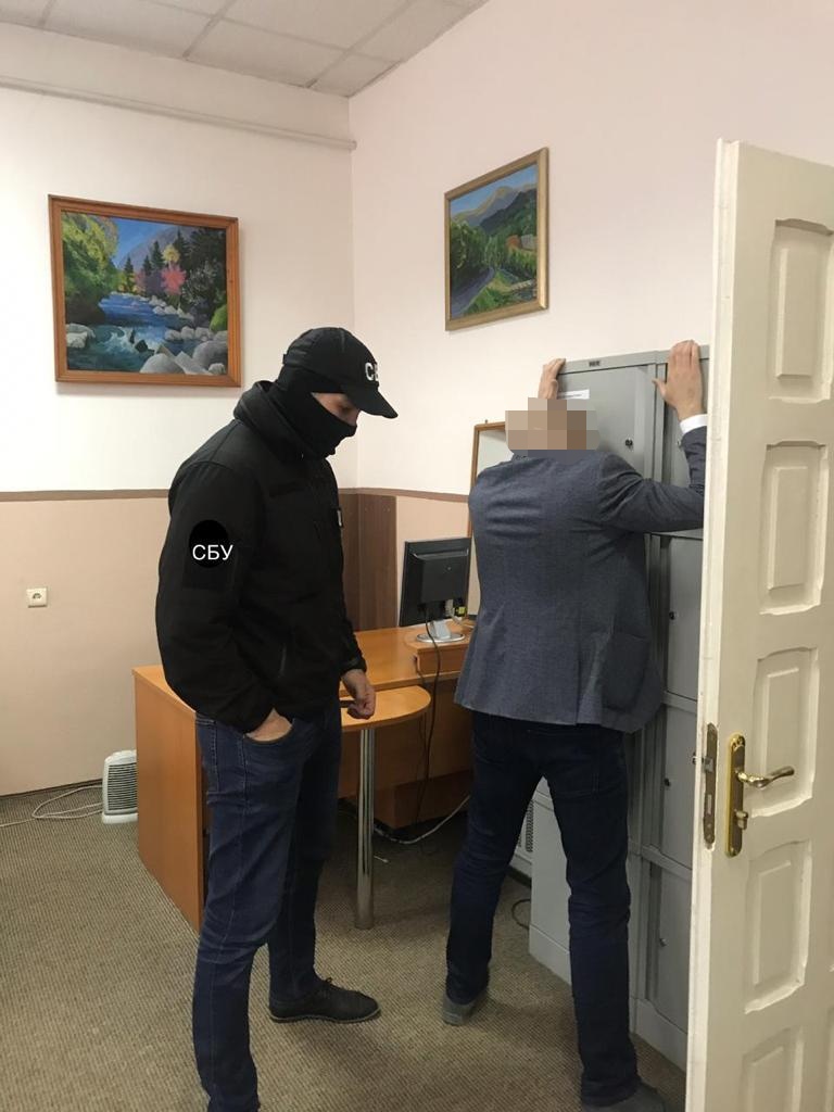 Доцента Ужгородського національного університету затримали при отриманні 4,5 тис грн хабара (ФОТО)