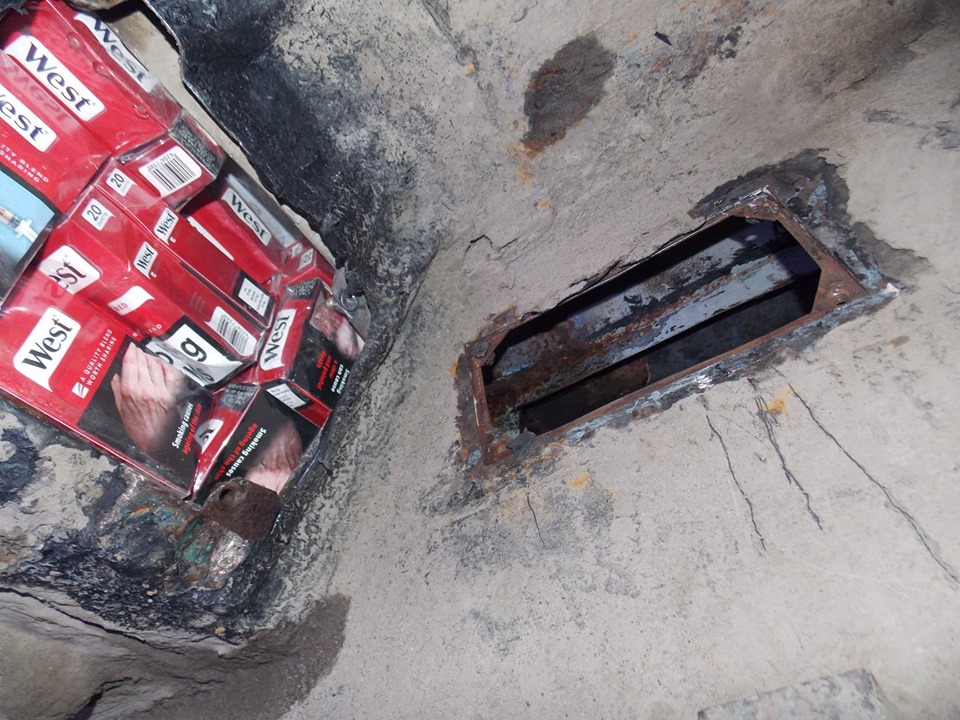 На Закарпатті на кордоні з тайника Renault витягли 310 пачок сигарет (ФОТО)