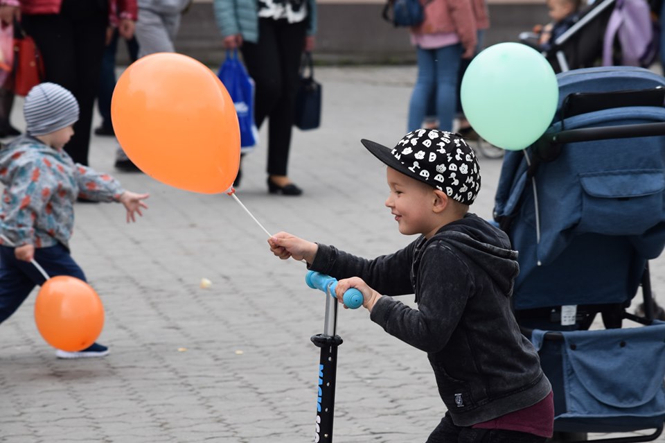 В Ужгороді провели соціальну акцію "Мама, тато, я – щаслива сімʼя" (ФОТО)