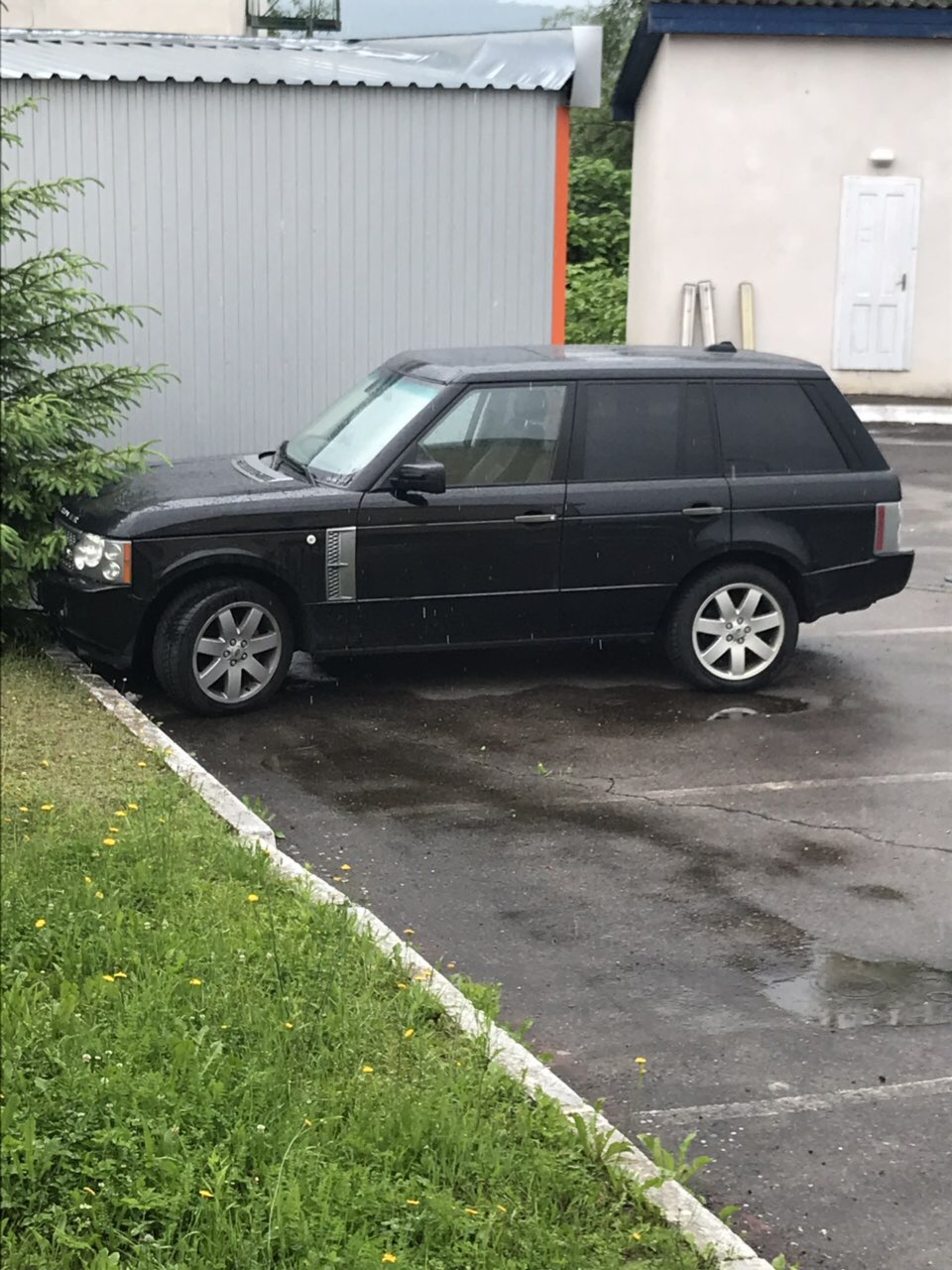 Мешканець Румунії залишив на митниці на Закарпатті Land Rover вартістю 6800 євро (ФОТО)