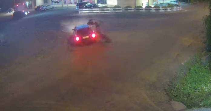 У Виноградові мотоцикліст на швидкості влетів у автівку, що повертала (ВІДЕО)