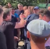 Під час "дорожнього" протесту на Тячівщині голова РДА отримав ляпаса, а після акції тут розпочався ремонт (ВІДЕО)