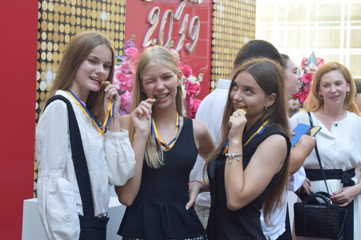 В Ужгороді вручили медалі кращим випускникам (ФОТО)