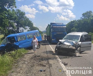 Авто закарпатця потрапило в "смертельну" ДТП на Львівщині (ФОТО)