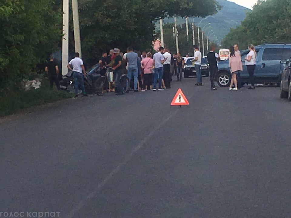 На в'їзді до Виноградова у ДТП  один із автомобілів врізався в стовп (ФОТО)