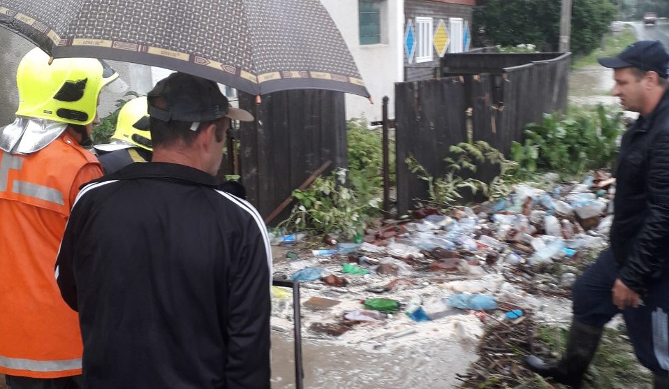 У Ясінях через захаращеність водовідвідних канав під час зливи затопило будинок і магазин (ФОТО)