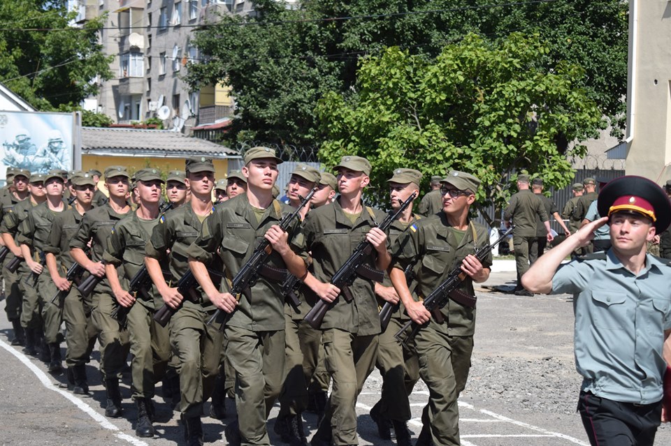 В Ужгороді вручили зброю бійцям нового поповнення військової частини Нацгвардії (ФОТО)