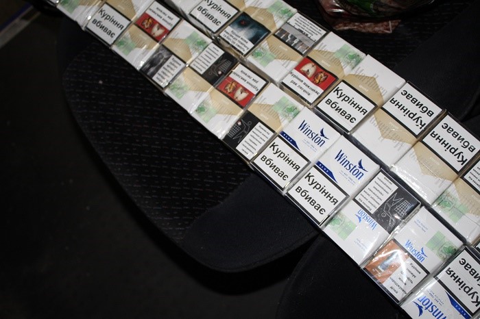 Під час огляду "польського" "Мерседеса" на кордоні на Закарпатті у сховку під обшивкою виявили 429 пачок сигарет (ФОТО)