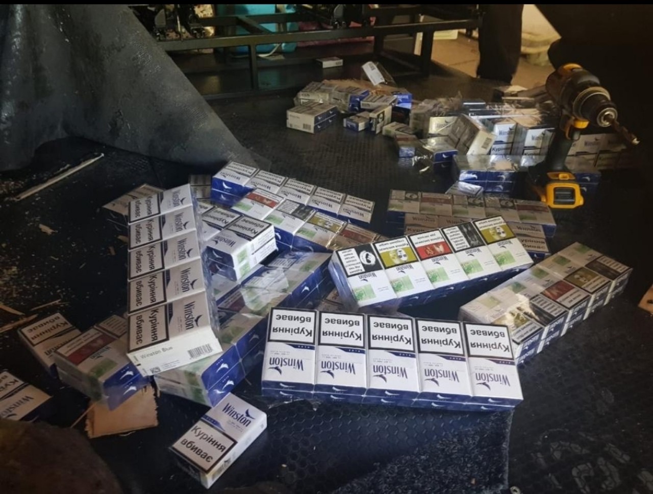 У мікроавтобусі румуна у сховку виявили 560 пачок сигарет (ФОТО)