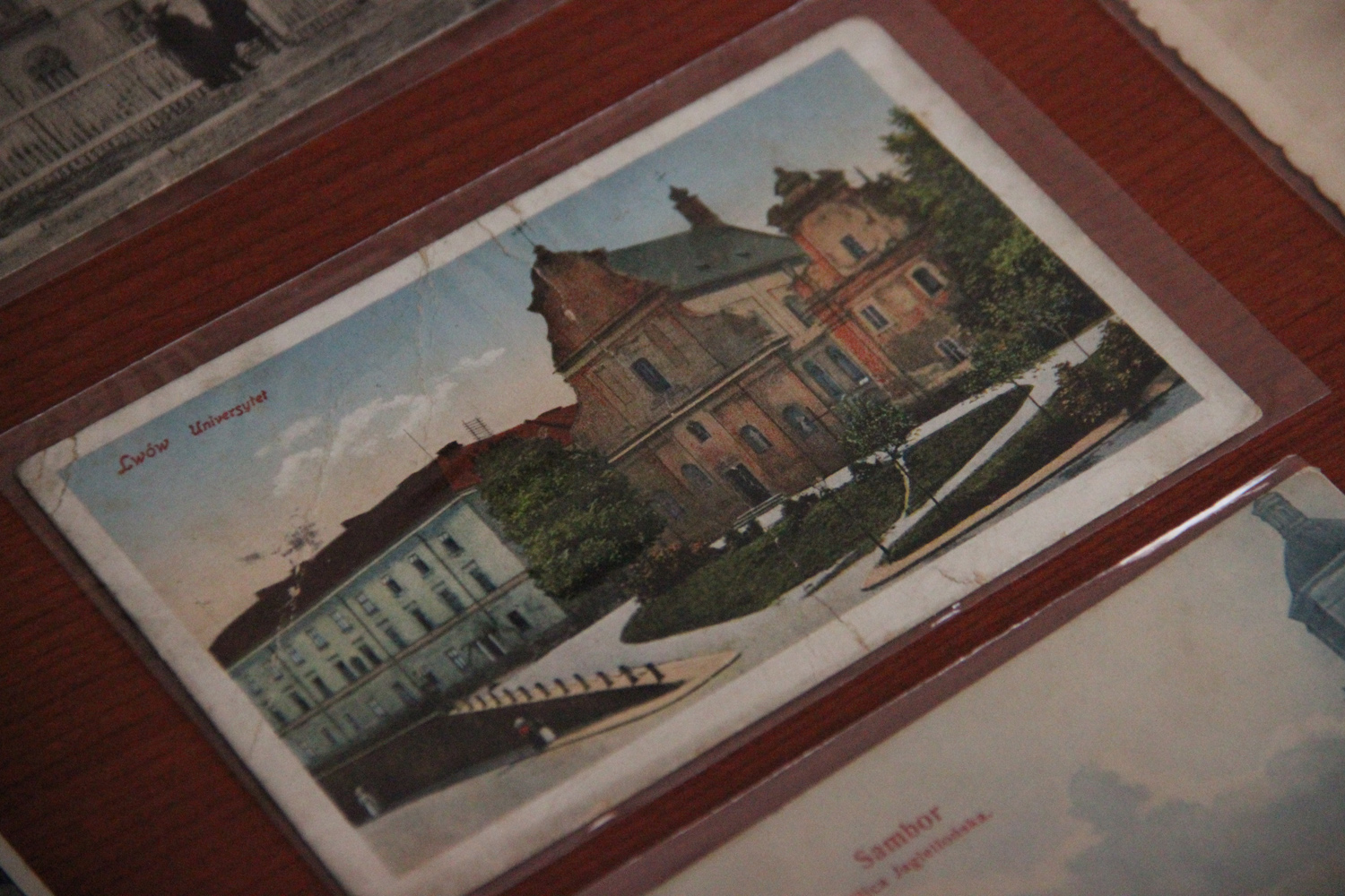 До архіву в Київ із Закарпаття передали 249 старовинних листівок, конфіскованих на кордоні у словака (ФОТО)