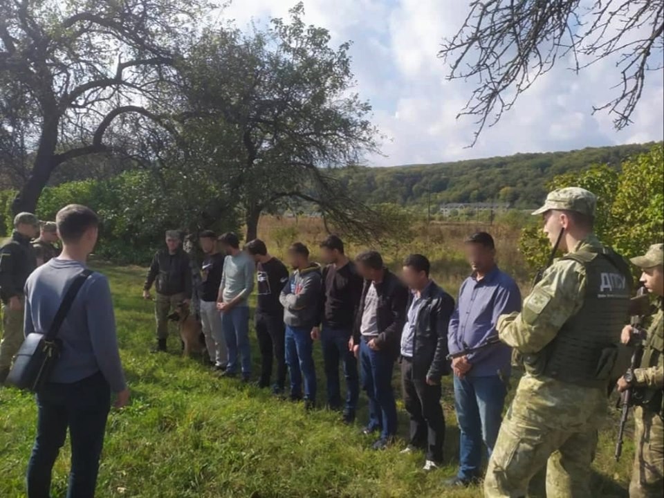 Біля Дубриничів на Перечинщині затримали 8 турків-нелегалів і ймовірного провідника (ФОТО)