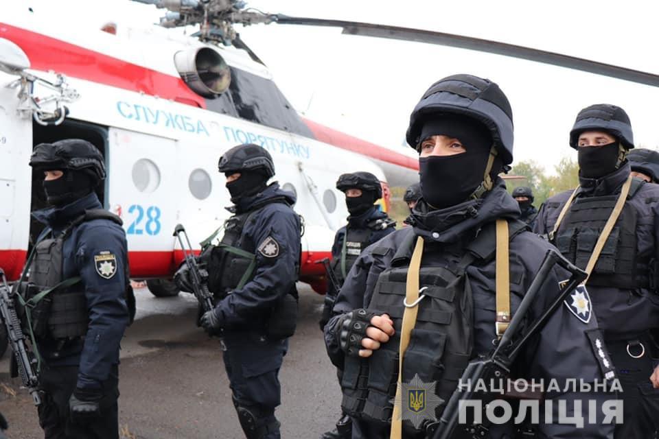 Для оперативного реагування у день виборів на Закарпатті працює група спецпризначенців поліції з вертольотом