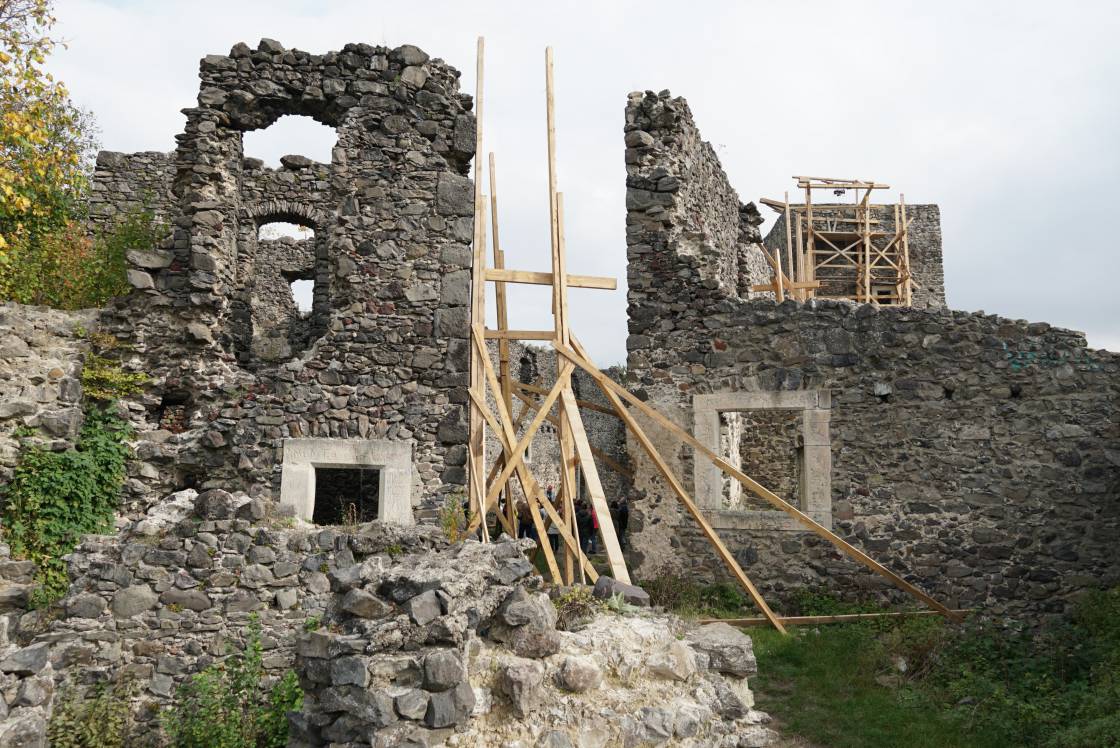 У Невицькому замку на Закарпатті відкопали досі невідомий підвал (ФОТО)