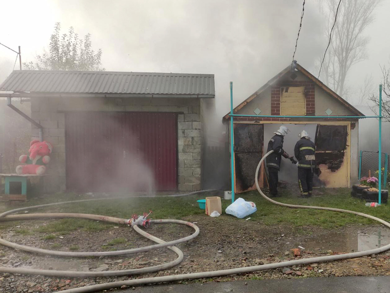 В Іршаві загасили пожежу в гаражі, убезпечивши від загорання сусідні (ФОТО)
