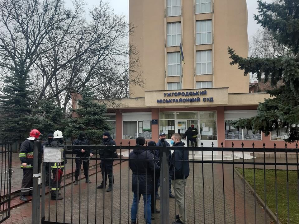 ФОТОФАКТ. В Ужгороді перевіряють повідомлення про замінування Ужгородського міськрайонного суду 