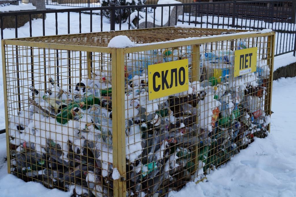У Колочавську та Синевирську територіальні громади на Міжгірщині передали ще 8 контейнерів для сортування сміття (ФОТО)