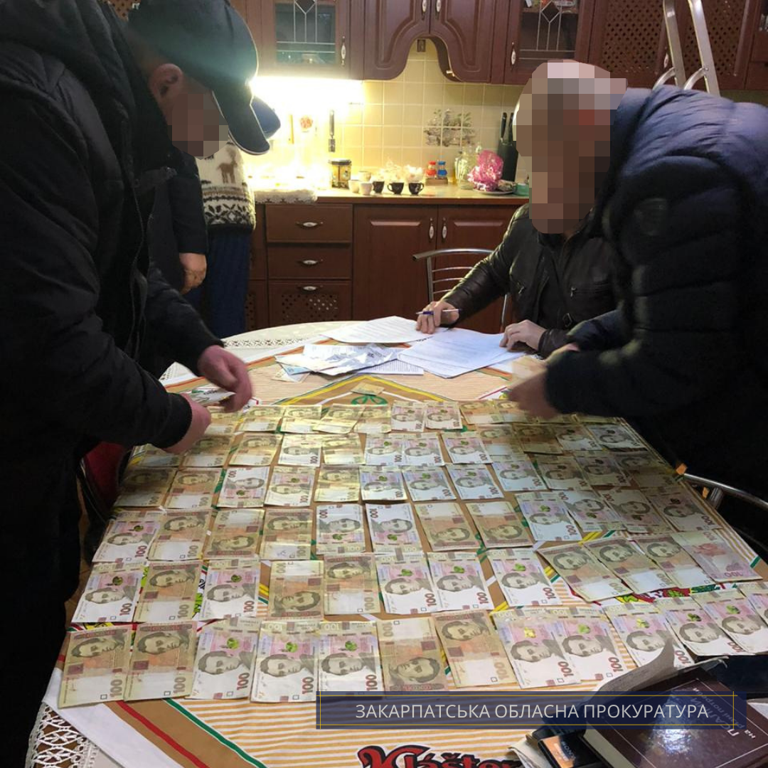 Голову однієї з ОТГ Мукачівщини підозрюють в організації злочинного угрупування і заволодінні близько 650 тис грн (ФОТО, ВІДЕО)