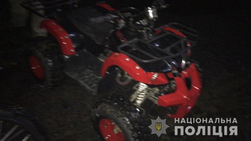 У ході обшуку оселі мешканця Мукачева знайдено викрадені авто і квадроцикл, а також зброю й наркотики (ФОТО)