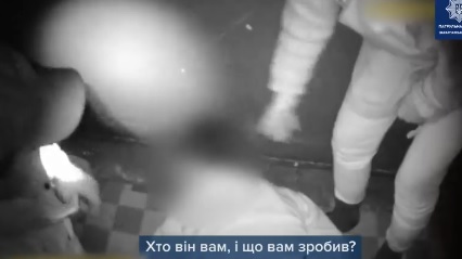 У Мукачеві затримали п'яного чоловіка, що вночі порушував тишу й кинувся на патрульних із битою (ВІДЕО)