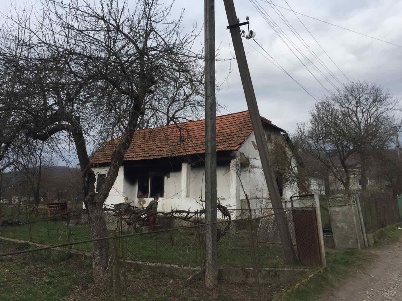 Готуючи каву у спальні на електроплитці, на Іршавщині домочадці підпалили хату і втекли (ФОТО)
