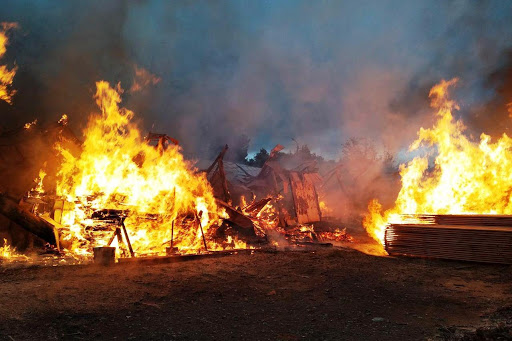 У Міжгір'ї гасили пожежу на пилорамі