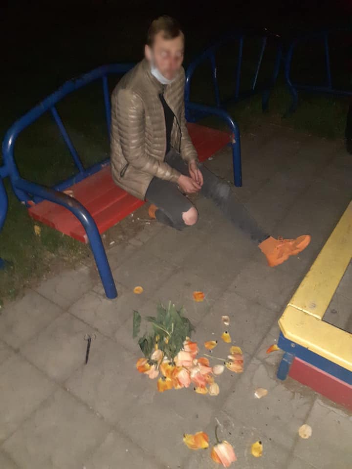 В Ужгороді затримали двох п'яних чоловіків, що вночі рвали з клумби тюльпани "для дівчини" (ФОТО)