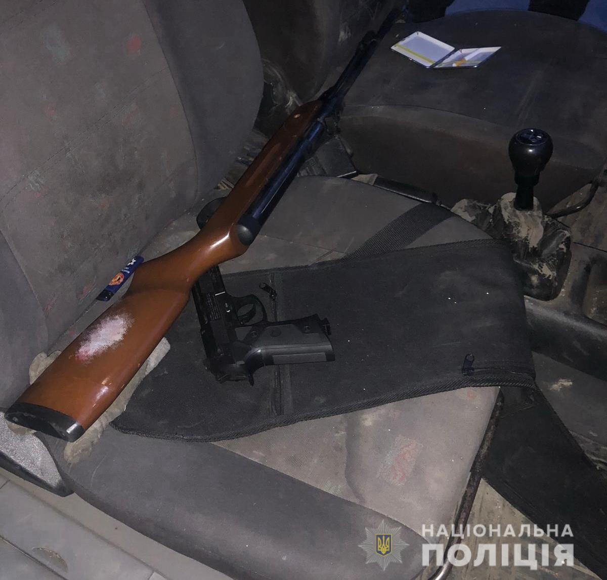 Поблизу прикордонної застави на Тячівщині п'яний чоловік зі зброєю погрожував прикордонникам, а потім – і поліції (ФОТО)