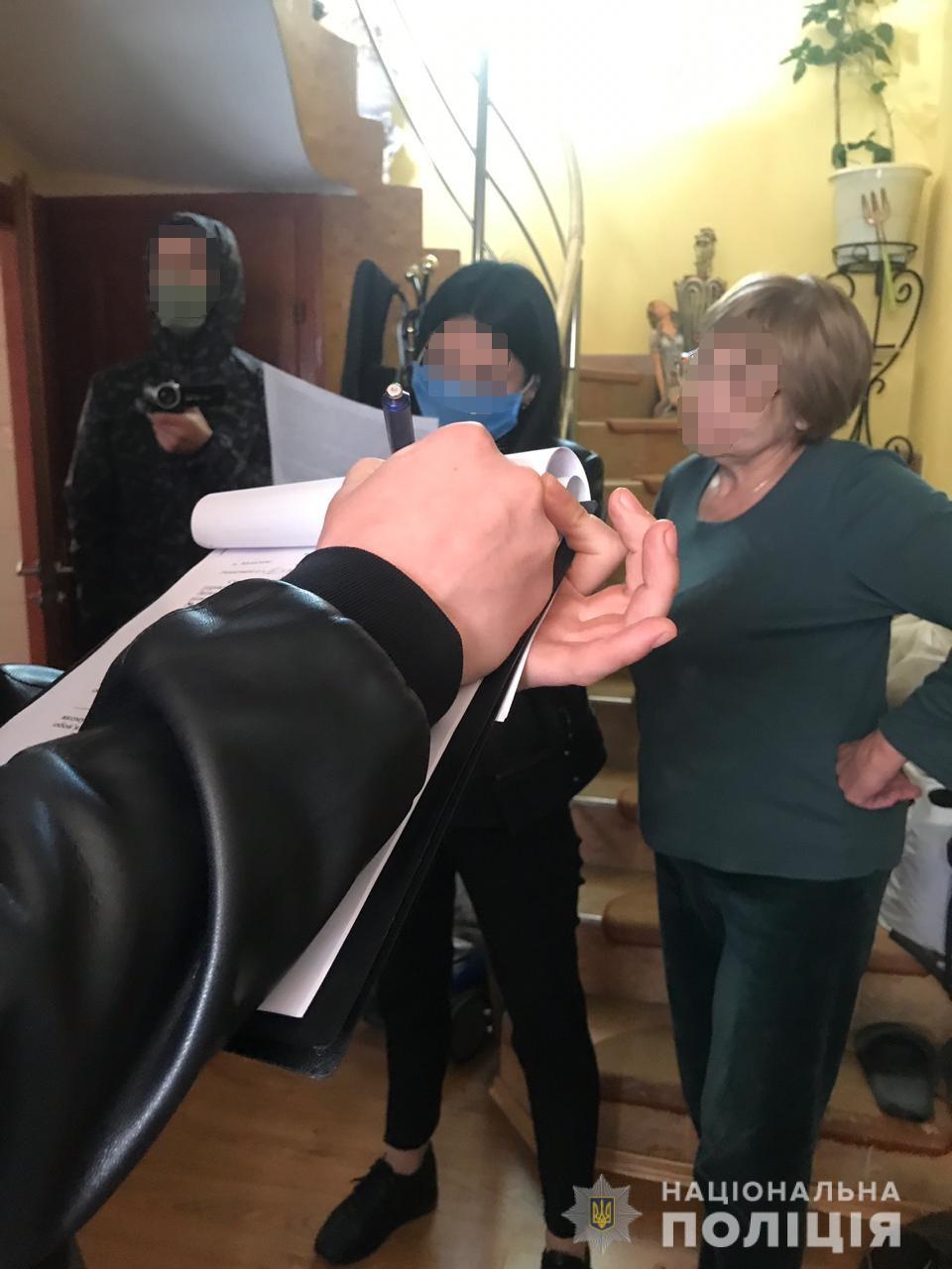 У Мукачеві затримали літню наркодилерку, котра облаштувала у власному будинку біля школи "наркокрамницю" (ФОТО)