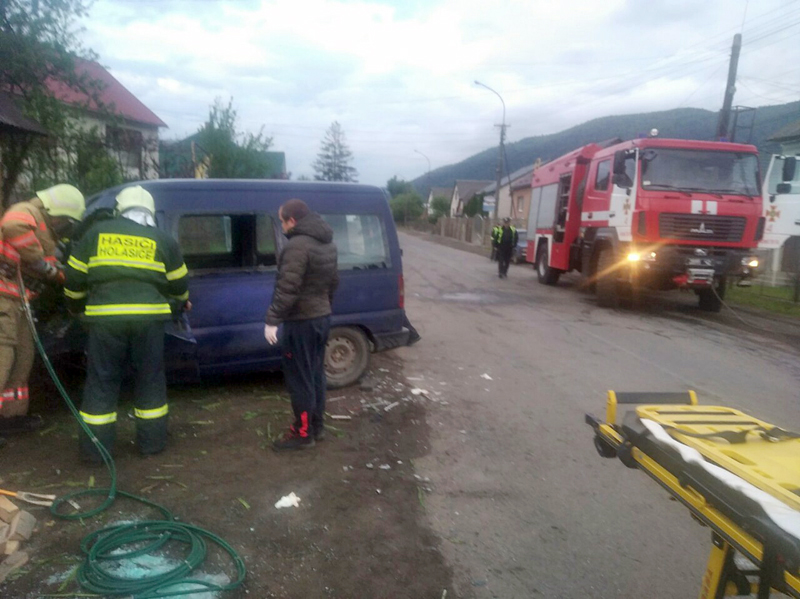 На шляху до Міжгір'я рятувальники витягали водія, якого затиснуло в авто після зіткнення з огорожею (ФОТО)