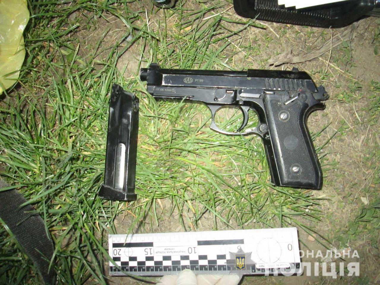 У Мукачеві 17-річний юнак, напавши з пістолетом на чоловіка, вимагав ключі від автомобіля та мотокосу (ФОТО)
