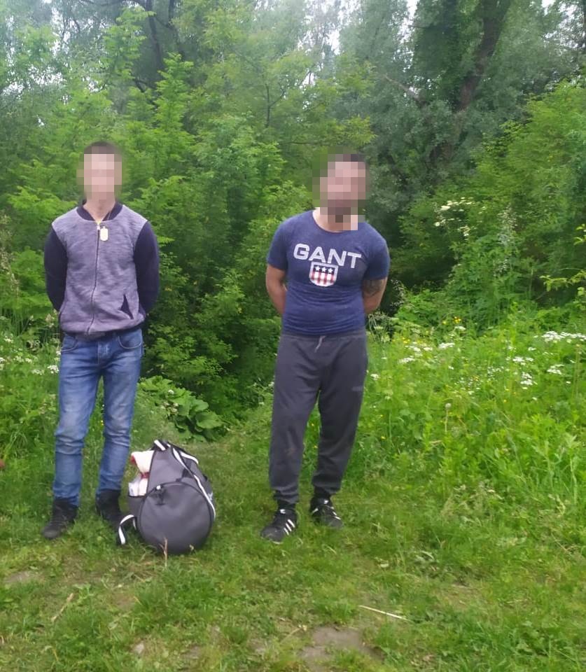 На Рахівщині, на кордоні з Румунією пострілом вгору затримали нелегала та його переправників
