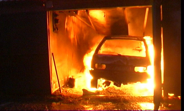 Під час пожежі в гаражі на Тячівщині вогонь понищив "Фіат"