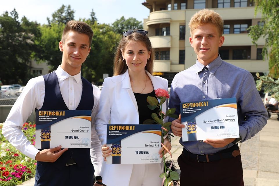 В Ужгороді вручили сертифікати переможцям премії міського голови для обдарованої молоді міста (ФОТО)