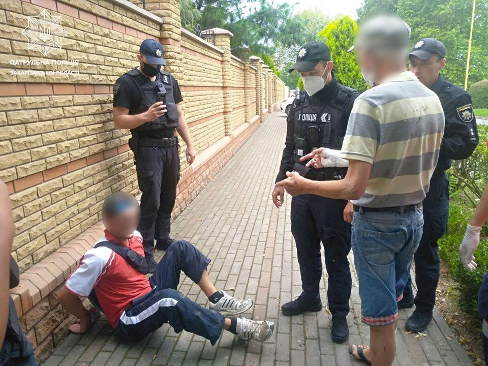 В Ужгороді оперативно затримали грабіжника, що поранив ножем літнього чоловіка (ФОТО, ВІДЕО)