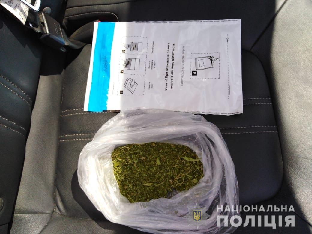 В Ужгороді на вулиці затримали молодика, котрий продавав марихуану (ФОТО)