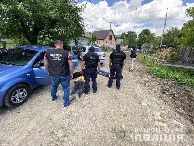 На Воловеччині затримали п'ятьох нелегалів із піврічною дитиною, яких намагався переправити до Словаччини вихідець із Азії (ФОТО)