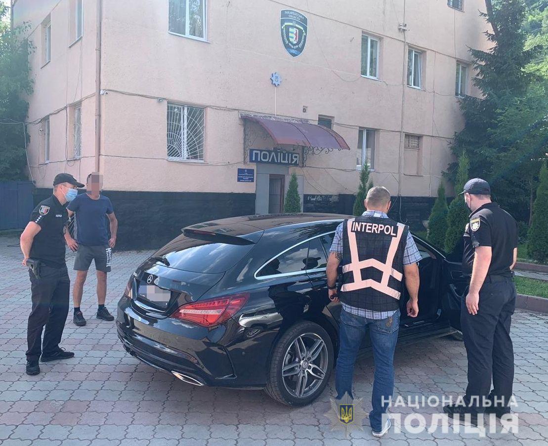 Елітний Mercedes, викрадений в Чехії, виявили в Росішці на Рахівщині (ФОТО)