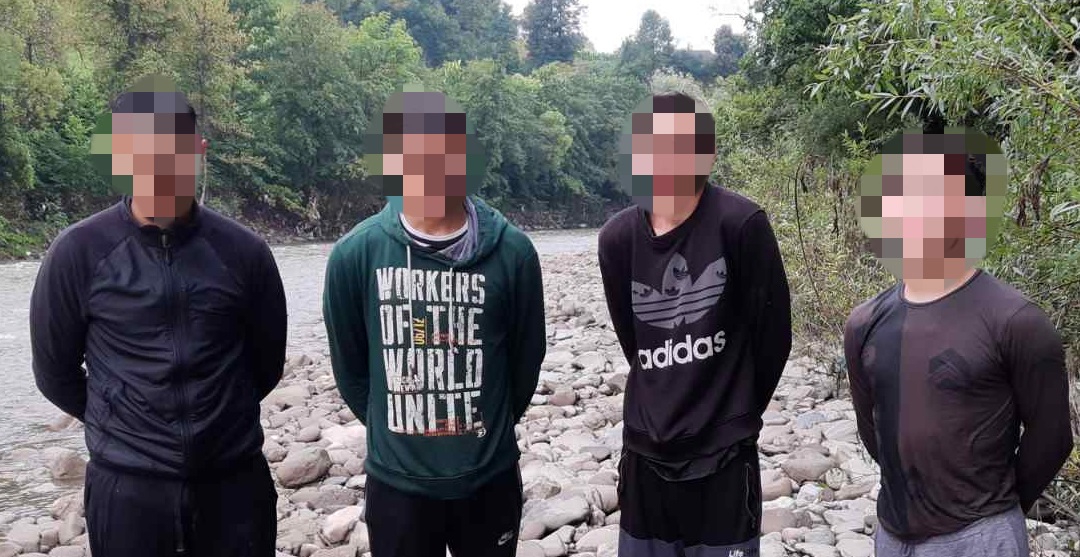 Прикордонники затримали 4-х контрабандистів з Рахова віком 16-20 років (ФОТО)