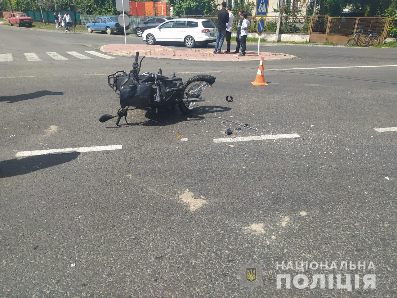 На Виноградівщині водій ВАЗу збив мотоцикліста і втік з місця пригоди (ФОТО)