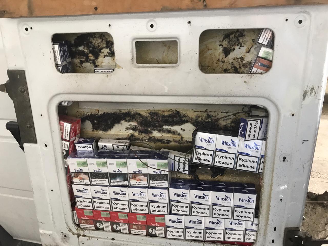 Митники МП "Тиса" виявили контрабандні сигарети в мікроавтобусі буковинця за допомогою ендоскопа (ФОТО)